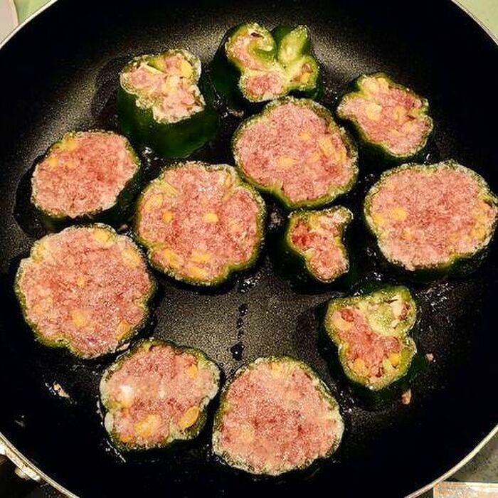 ピーマンの肉詰めは『縦半分に切りません』！こう切ると剥がれにくいんです♪