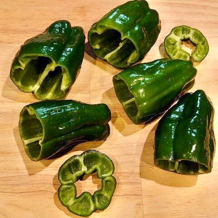 ピーマンの肉詰めは『縦半分に切りません』！こう切ると剥がれにくいんです♪