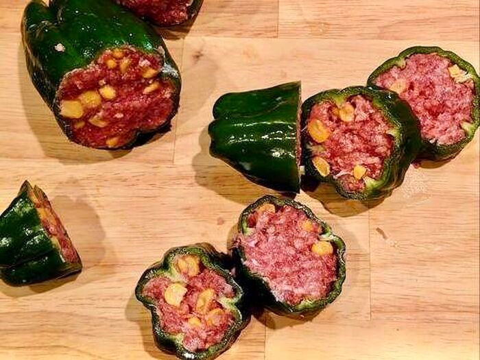 ピーマンの肉詰めは『縦半分に切りません』！こう切ると剥がれにくいんです♪