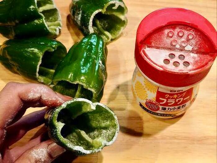 ピーマンの肉詰めは『縦半分に切りません』！こう切ると剥がれにくいんです♪