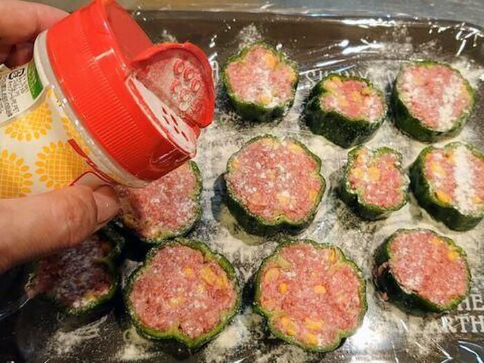 ピーマンの肉詰めは『縦半分に切りません』！こう切ると剥がれにくいんです♪