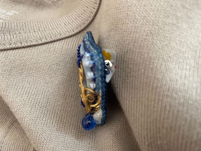 布に穴が残りづらくなる『ブローチ』の留め方。名札やワッペンをつける時にもお役立ち♡