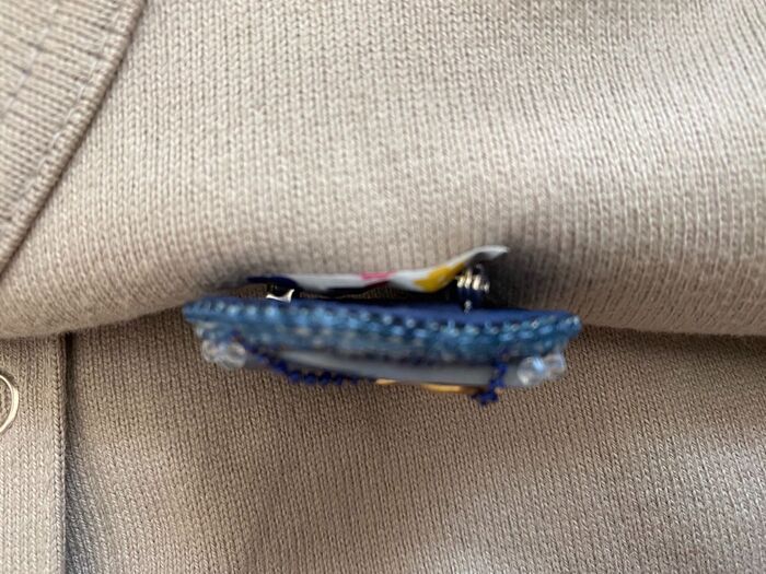 布に穴が残りづらくなる『ブローチ』の留め方。名札やワッペンをつける時にもお役立ち♡