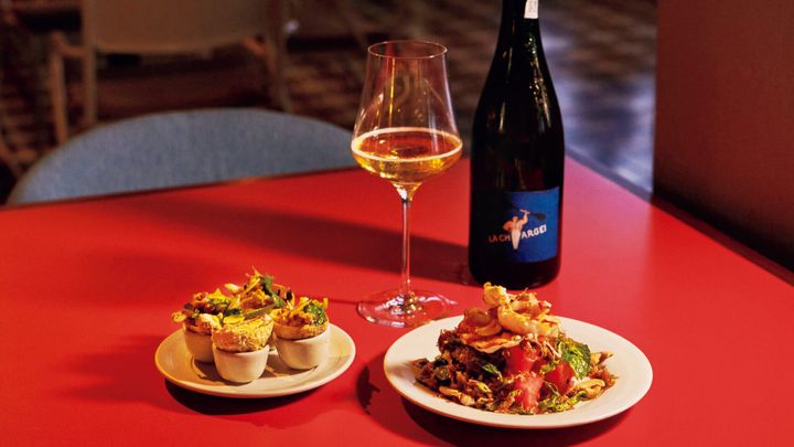 バンコク〈チャームクルン〉ナチュラルスパークリングワイン「ラ・シャルジュ」、カニのサラダ入りパニプリ