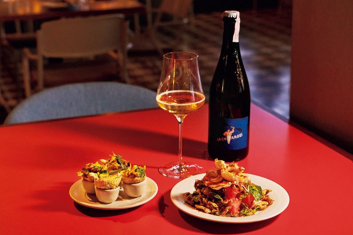 バンコク〈チャームクルン〉ナチュラルスパークリングワイン「ラ・シャルジュ」、カニのサラダ入りパニプリ