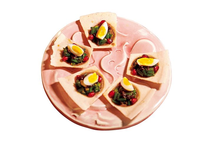 バンコク〈チャームクルン〉チャイブとザクロを添えたカノムクロック