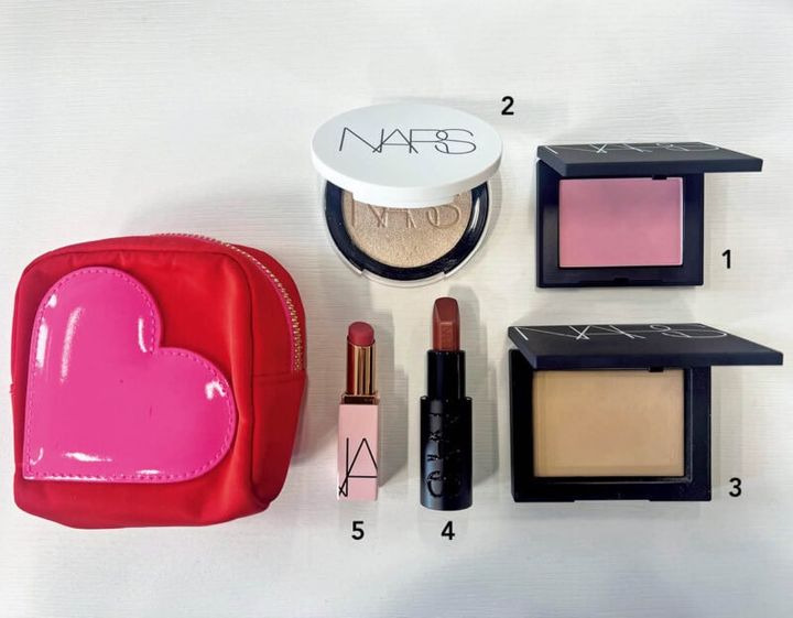 1.にじみ出る血色を与えるピンク系ブラッシュ。2.パールのツヤでくすみがちな顔をトーンアップ。3.肌色のセッティングパウダーで気になる肌悩みをカバー。4.しっかり存在感を出したい時の深み色リップ。5.ノールックで塗れるリップバームは冬も大活躍。