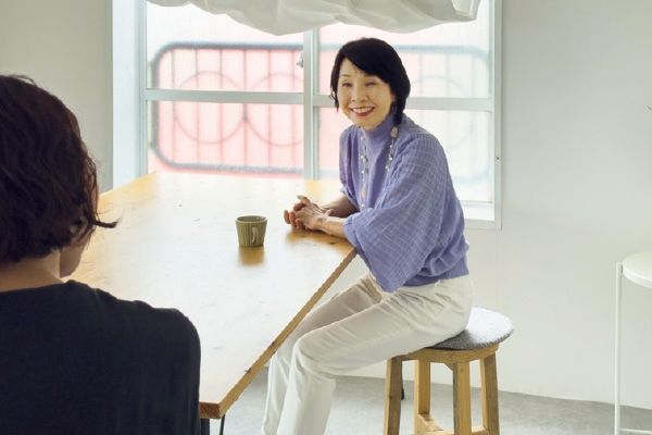 座りポーズも柔らかい雰囲気に