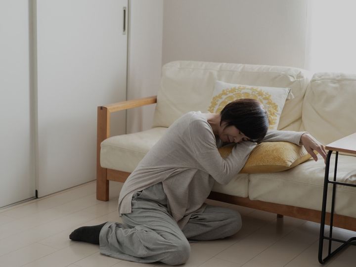 仕事と介護の両立に疲れ果て、入院を余儀なくされた63歳女性。7年間、実母を自宅で介護してきたがついに決断を迫られることに……。母の行く末を見ながら、女性は希望のもてない自身の老後に絶望する。※サムネイル画像：PIXTA