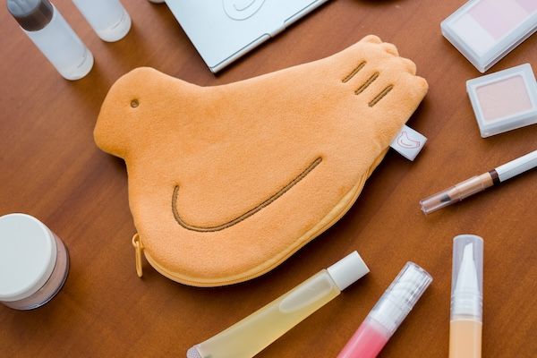 3月6日は“鳩サブローの日”！豊島屋が本店限定ポーチなどをオンラインで24時間限定販売