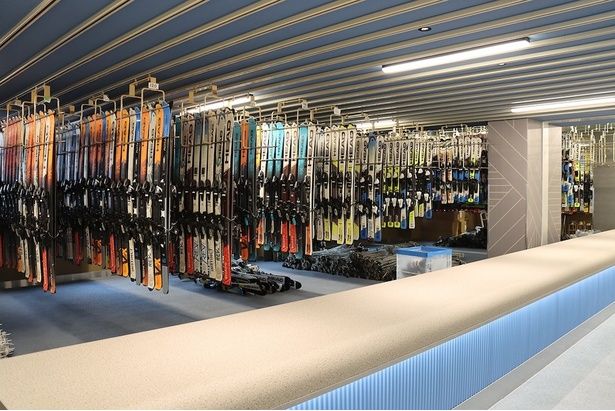 スキー・スノーボード板やブーツ、ウェアなど5000セットが完備