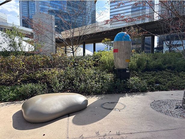 散歩の途中で座るのにぴったりなオブジェ