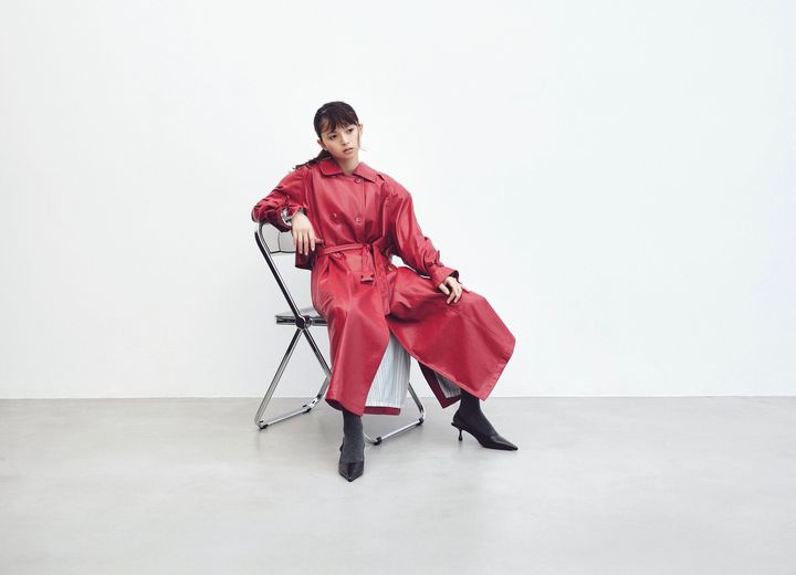 ドラマチックな赤のレザーコートを主役にしたセンシュアルな冬の装い。椅子に座りリラックスした表情を見せる、女優のような気品漂うカット。