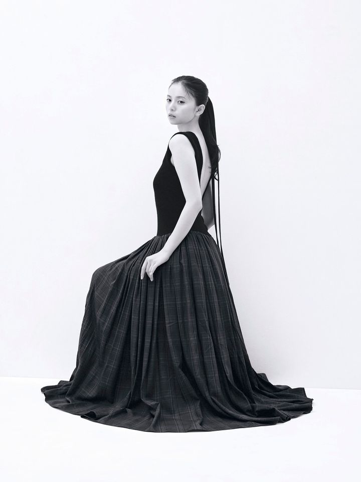 大胆に背中があいたドレスを纏う齋藤飛鳥のプロフィール画像