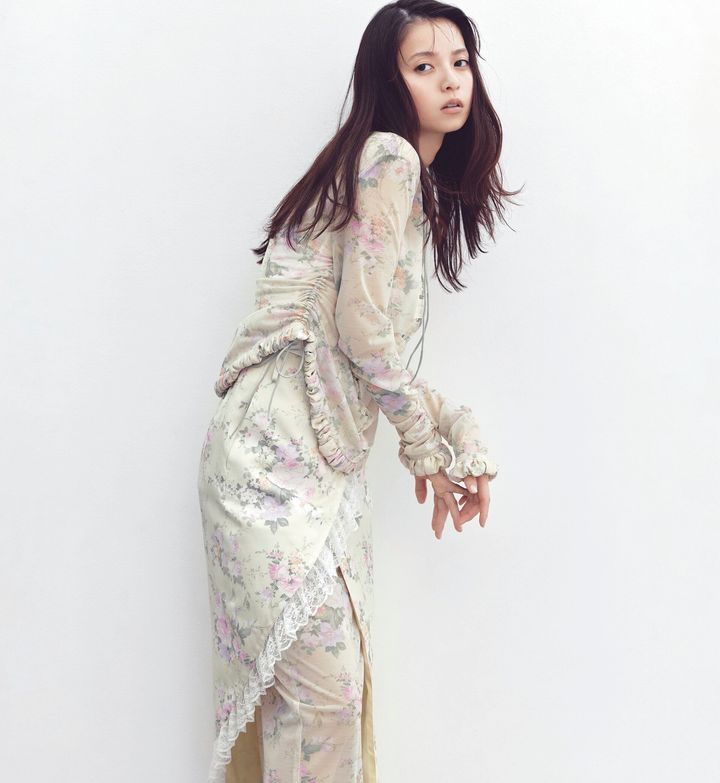 シフォンの透け感とピンクの花柄が甘美な、フラワープリントトップとスカートのセットアップ