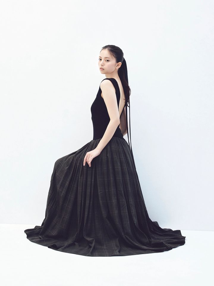 大胆に背中があいたドレスに清楚なリボンを垂らした、ヘルシーでストイックなバックスタイル