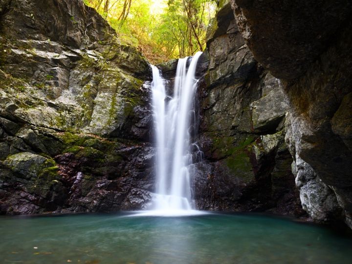 All About ニュース編集部が全国250人を対象に実施した「滝に関するアンケート」の調査結果から、冬に行きたい「大阪府の滝」ランキングを発表！ 2位「滝畑四十八滝」を抑えた1位は？