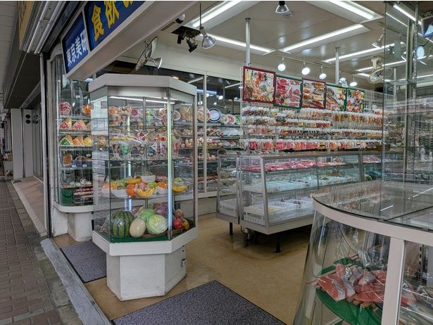 ラーメンやスイーツの食品サンプルは、リアルさに思わず見入ってしまう。観光客にも人気のジャンル