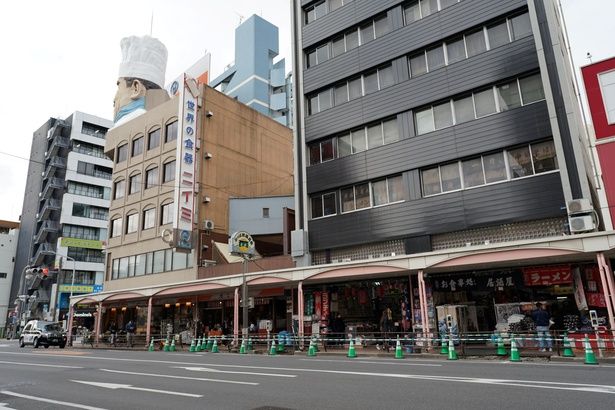 浅草と上野の間を結ぶ約800メートルの通りに、飲食店向けの専門店がずらり。歩くだけでワクワクする景色が広がる