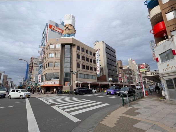 屋上にそびえる巨大なコック像は、かっぱ橋道具街の名物。初めて訪れる人でもひと目で分かる街のシンボル