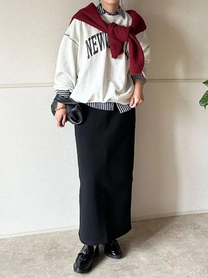 2026ヘビーウェイトスウェットナロースカート黒休日カジュアルコーデ