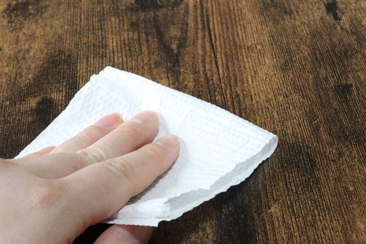 ダイソーのペーパータオル吊り下げタイプ（250枚）で拭く