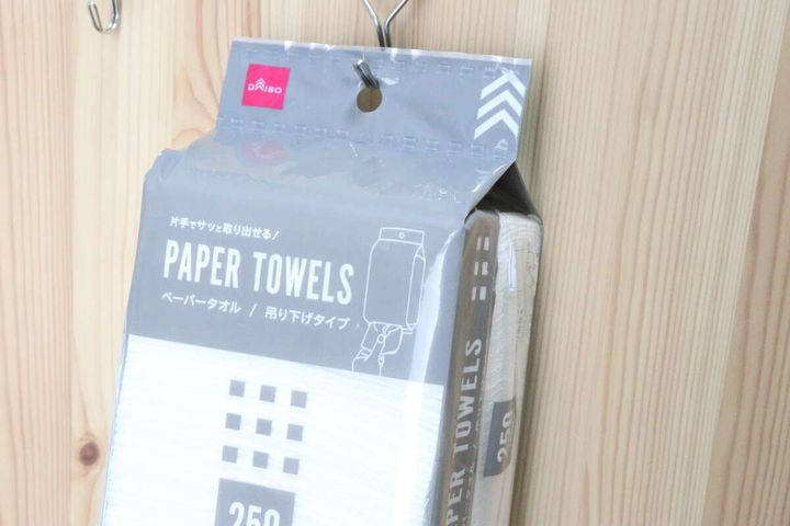 ダイソーのペーパータオル吊り下げタイプ（250枚）を引っ掛ける