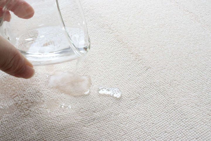 ダイソーの洗えるパイルマット（吸水）に水をこぼす