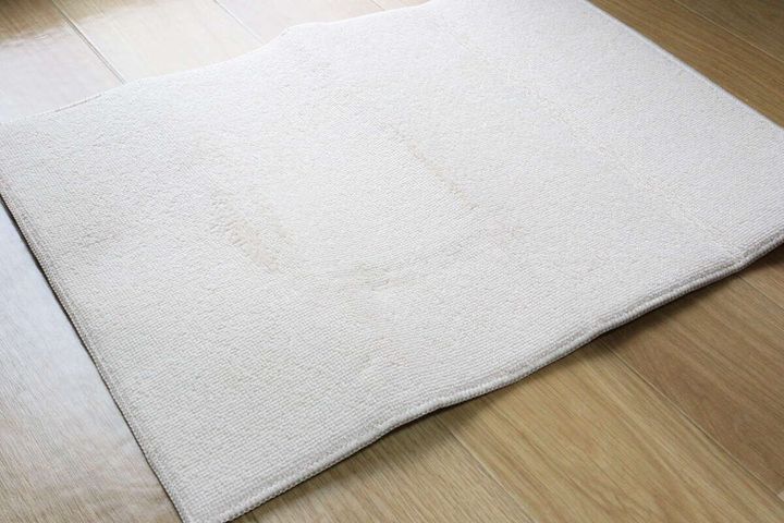 ダイソーの洗えるパイルマット（吸水）を敷く