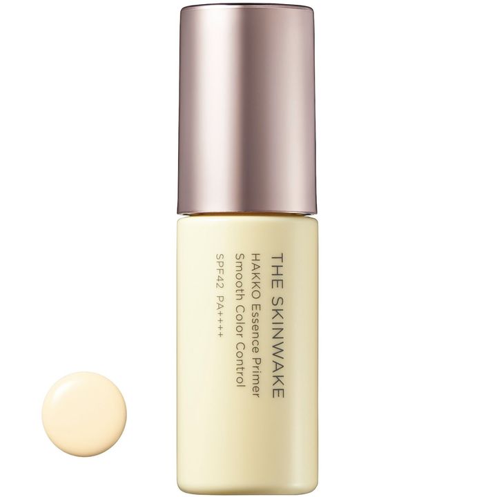 紫外線カット効果で肌をしっかり防御しながら、くすみや色ムラを補正するプライマー。色相環に基づく全5色を取り揃え、透明感と艶めきを仕込める。ザ・スキンウェイク 発酵液プライマー スムースカラー コントロール SPF42・PA＋＋＋＋ 25ml 柚子（イエロー） ￥4,400／KOH GEN DO（江原道）