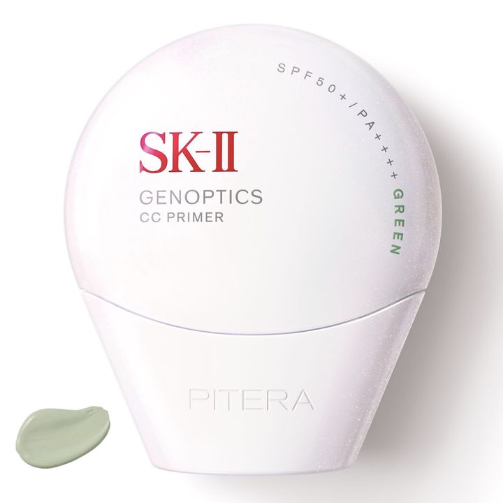 肌のプロテクトとケア、そして美肌演出を1本に凝縮したCCクリームにミントグリーンが仲間入り。白浮きを防ぎながら、赤みの目立たない艶めく肌に整える。ジェノプティクス CC プライマー ミントグリーン SPF50+・PA++++ 30ml ￥9,900（4月5日発売）／SK-II Texture Photo_ Jangsaeng Koh