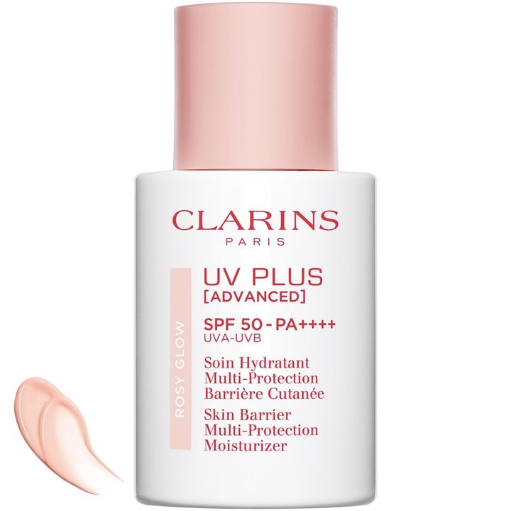 紫外線をはじめ外的環境から肌を守りながら、ダメージを蓄積しにくい状態へ導くUV乳液。テクスチャーはほんのりピンクで、メイク下地としても重宝する。UV-プラス スキンバリア ロージーグロウ SPF50・PA＋＋＋＋ UV耐水性★ 30ml ￥7,150／CLARINS（クラランス）