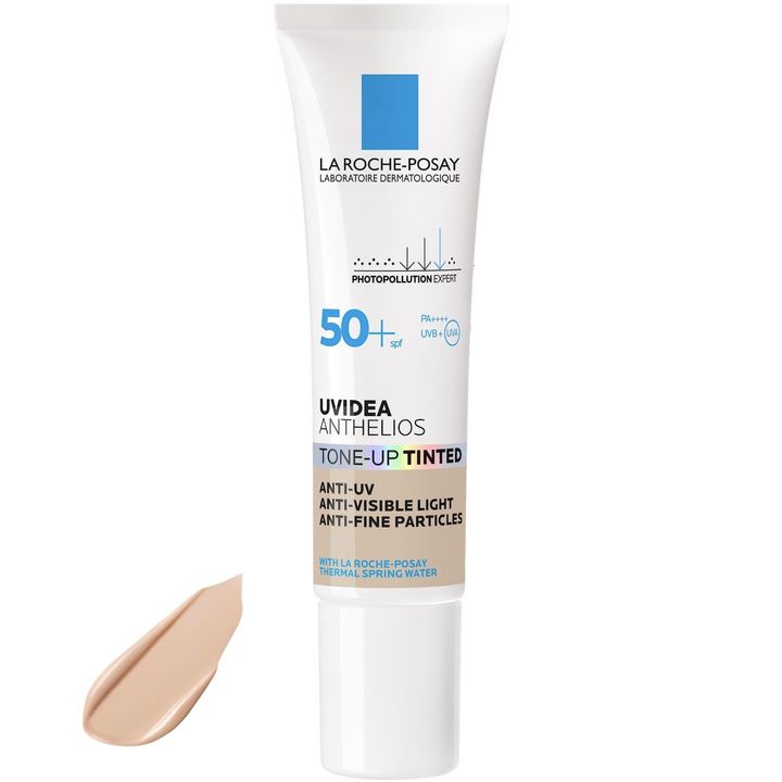独自のヌードベージュ設計で、色ムラや赤みをカモフラージュしながら肌を均一に整える化粧下地兼UV乳液。潤いが長時間持続し、乾燥による肌ノイズを目立たなくする。UVイデア XL プロテクショントーンアップ ティント SPF50+・PA＋＋＋＋ 30ml ￥4,070／LA ROCHE POSAY（ラ ロッシュ ポゼ）