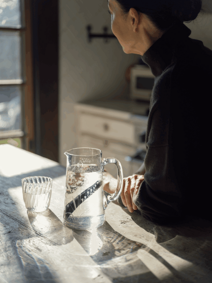 ピッチャーの水に備長炭を入れておけば、無数にあいた穴が不純物や塩素を吸着して、まろやかな味に。