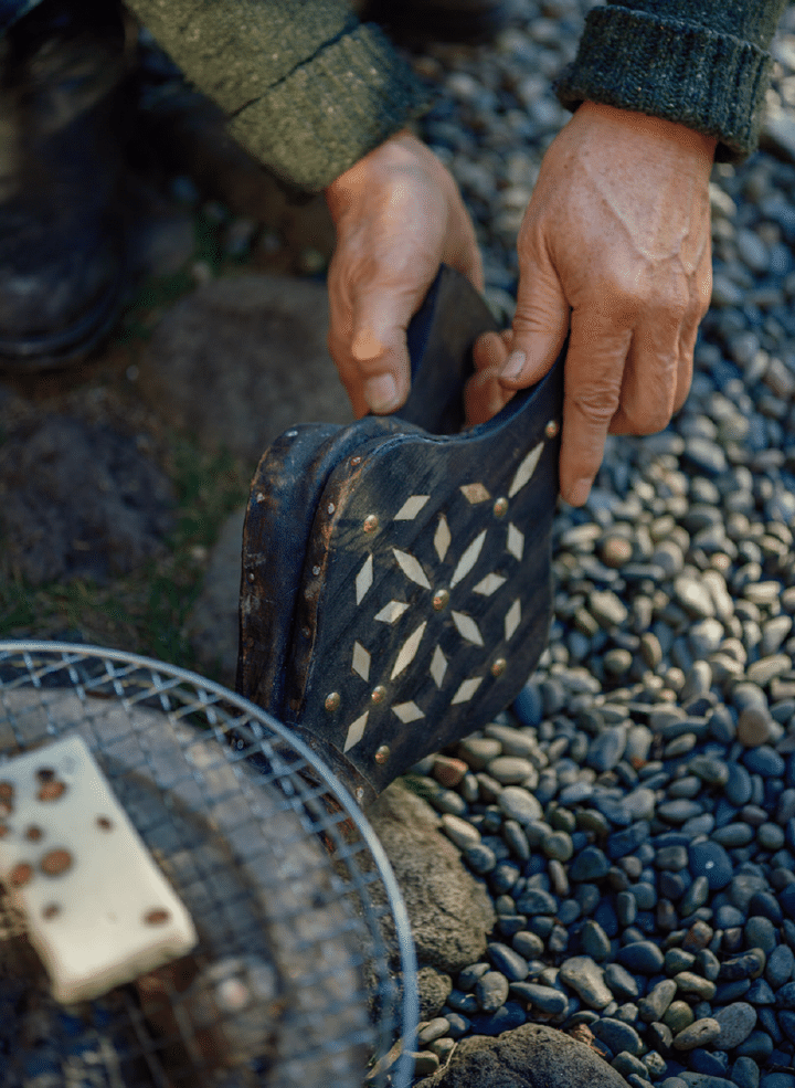 庭で七輪を使うときに活躍するのが、中に空気を送り込むための「ふいご」。