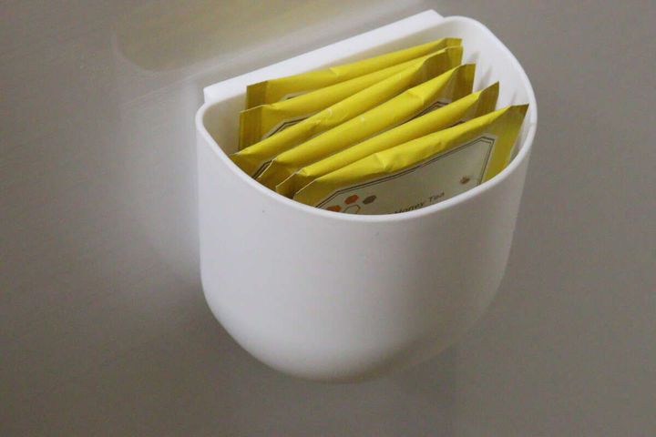 ダイソーのマグネット付きラウンドポケットびティーパックを収納する