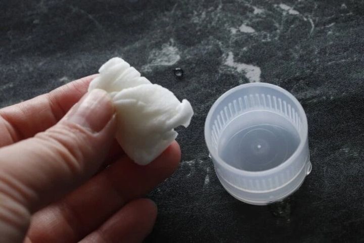 ダイソー 持ち運べる圧縮タオルキャップ（2個） ペットボトル 使用例