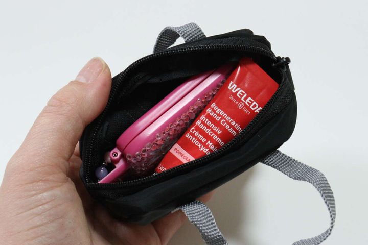 セリアのスクールバッグ風ミニポーチにコスメを収納する