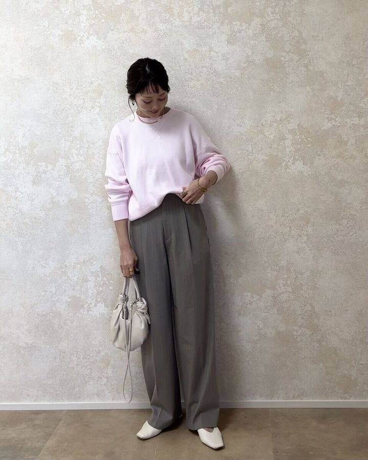 ユニクロタックワイドパンツ ストライプとピンクニットコーデ