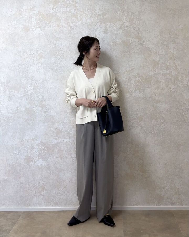 ユニクロタックワイドパンツ ストライプとアイボリーカーディガンコーデ