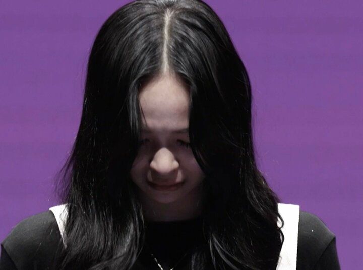 スタイル抜群の18歳バイリンガル美女、オーディション中に自身のランキングに絶望