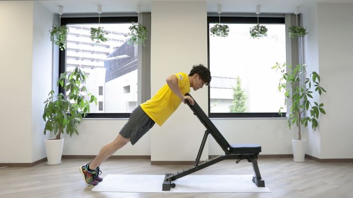 ななめ腕立て伏せ 肘を曲げる図