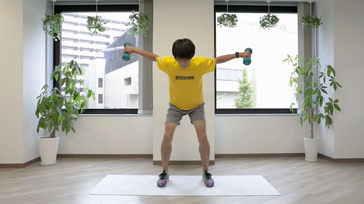 ベントオーバーリアレイズ ダンベルを持ち両手を斜め後ろへ