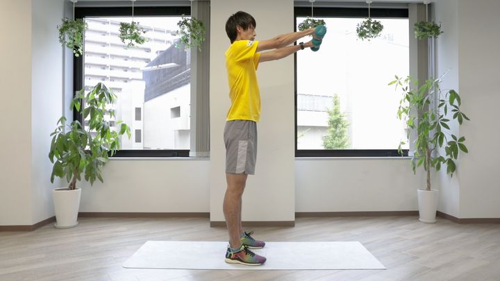 フロントレイズ ダンベルを持って両手を伸ばす