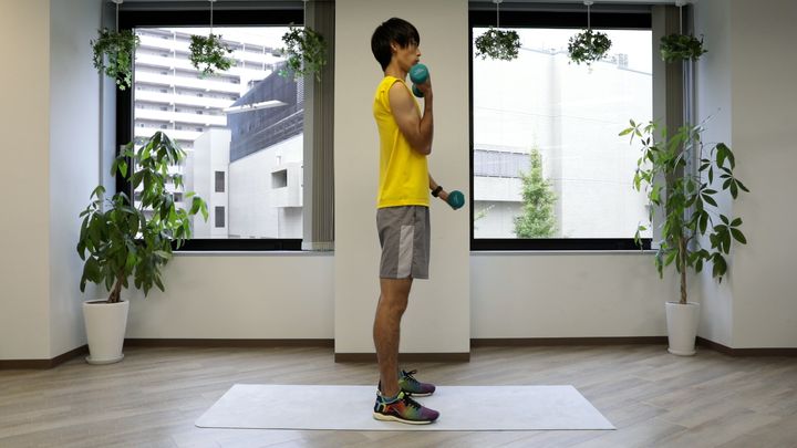 ダンベルカール ダンベルを持ち上げている図