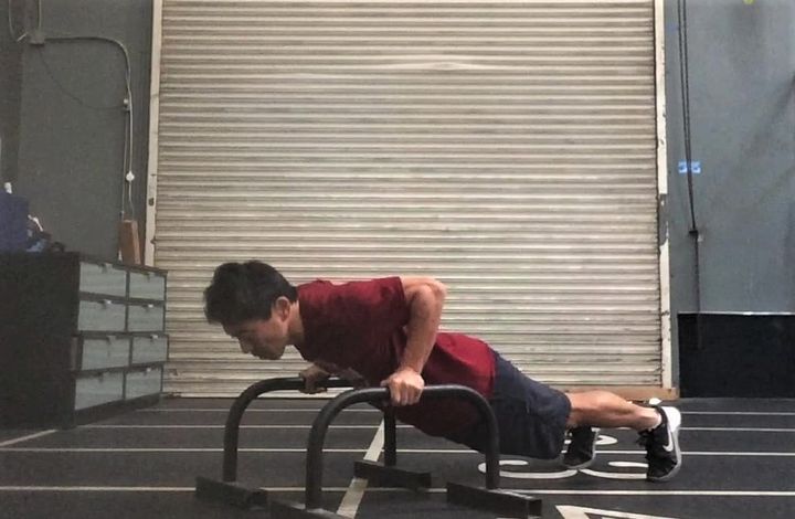 プッシュアップバーを使った腕立て伏せ