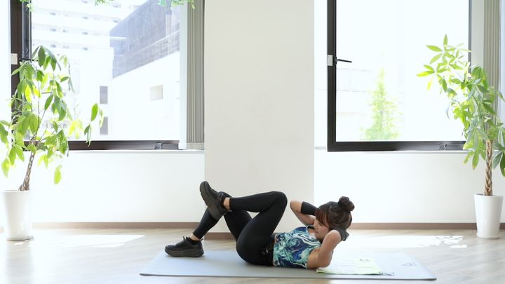 ツイストクランチ 体を捻りながら起こす