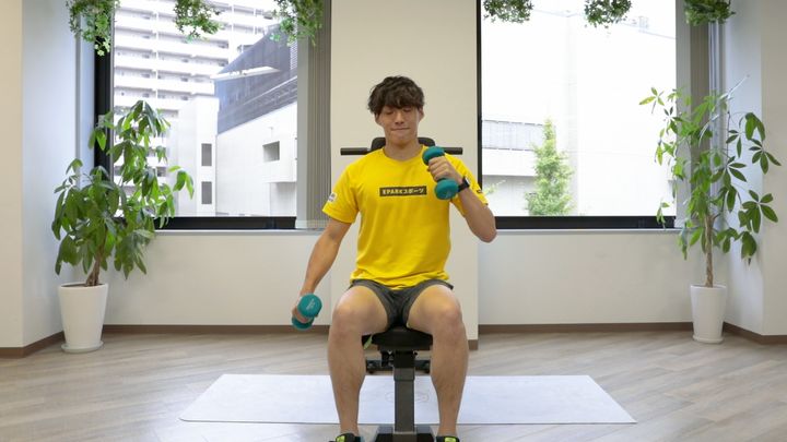 ハンマーカール 片手ずつダンベルを上げていく