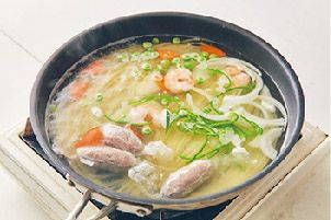 【お弁当】3品まとめてフライパンでボイル！ ラップで作るソーセージ入り「ナポリタン弁当」の画像3