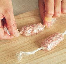 【お弁当】3品まとめてフライパンでボイル！ ラップで作るソーセージ入り「ナポリタン弁当」の画像2